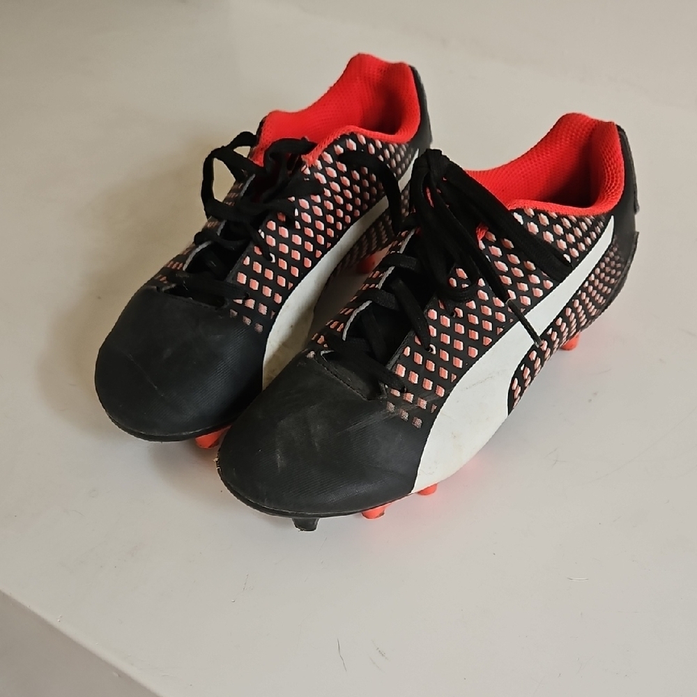 Puma Black and Red Sneakers Modern Athletic Design